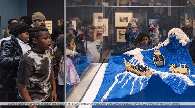 レゴ®️の大波と羽生結弦の写真がボストン美術館で共演!? 話題の北斎展