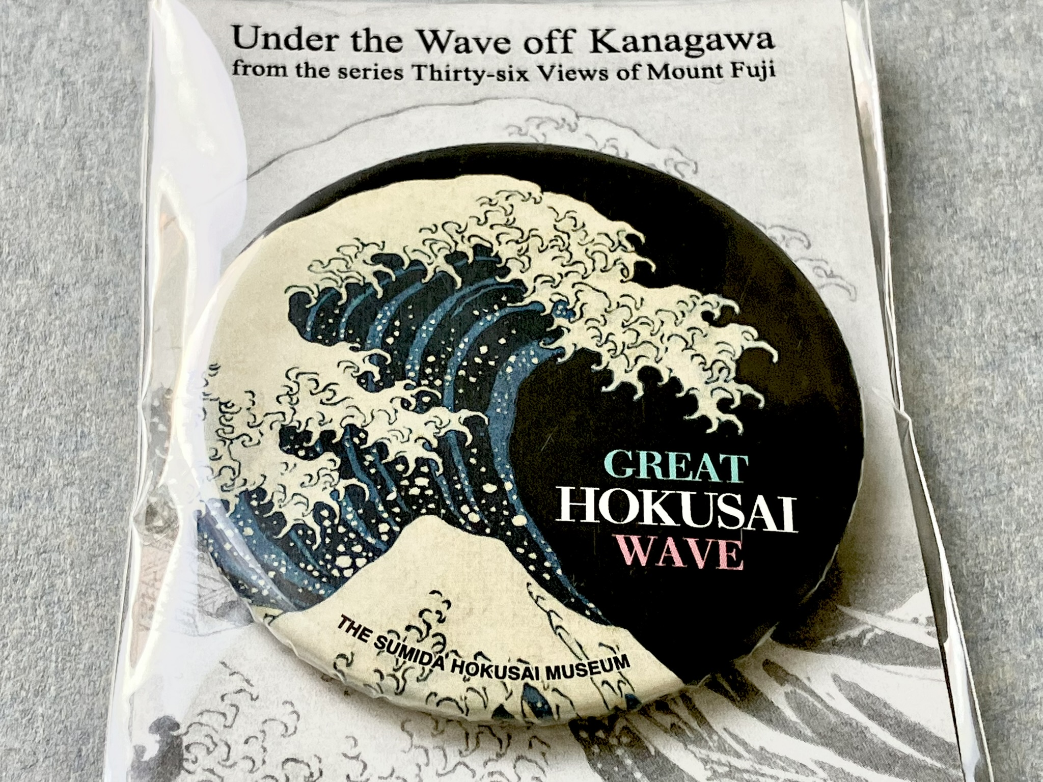 お手頃価格でクールなお土産！美術館の北斎・波グッズ